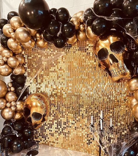 Black Gold Halloween Decor, Elegant Halloween Birthday Party, Halloween Birthday Party Backdrop, Black And Gold Halloween Decor, Halloween Balloon Backdrop, Table Decorations Balloons, Disco Halloween Party, Diy Halloween Backdrop, Black And Gold Halloween