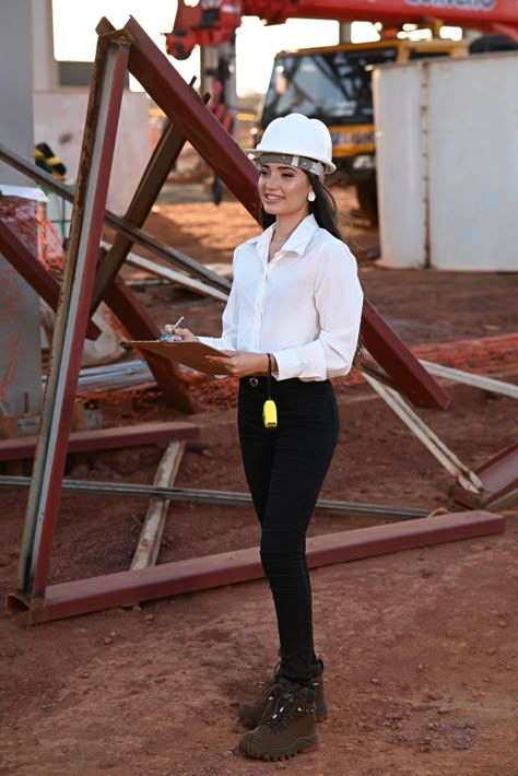 ensaio externo de engenharia civil Women In Civil Engineering, Construction Photo Shoot Women, Engineer Work Outfit, Engineer Outfit Women, Women In Construction Outfits, Engineering Outfit, Engineering Women, Engineer Outfit, Intern Outfit