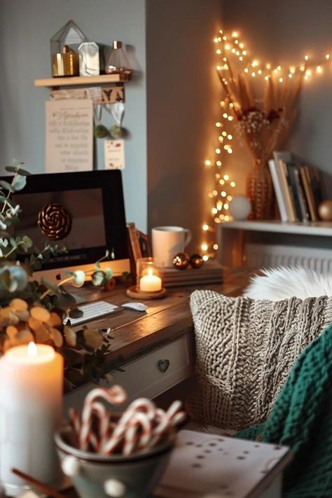 Stylish Workspaces with Christmas Theme Home Office Ideas Work Office Christmas Decor, Christmas Desk Ideas, Home Office Christmas Decor, Desk Christmas Decorations Work, Desk Christmas Decor, Christmas Desk Decor, Christmas Home Office, Christmas Desk Decorations, Christmas Desk