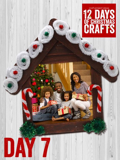 12 Days Of Christmas Crafts, Gingerbread House Pictures, Craft Project Ideas, Christmas Picture Frames, Picture Frame Crafts, Preschool Craft, Craft Sticks, Diy Ornaments, Preschool Christmas