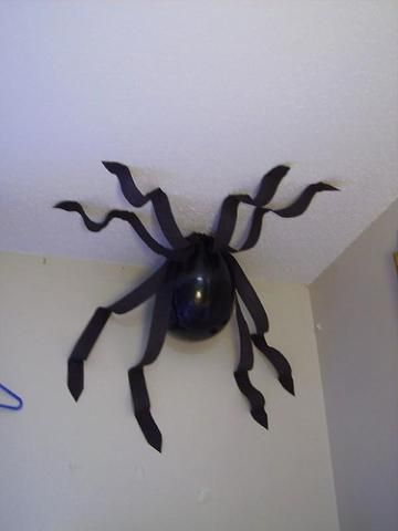 Balloon spider cute idea for a kids halloween party or Harry Potter themed party or any theme where this would work Balloon Spider, Dekorasi Halloween, Halloween Decor Diy, Spider Decorations, Spider Crafts, Halloween Fest, Anniversaire Harry Potter, Theme Harry Potter, Spiderman Party