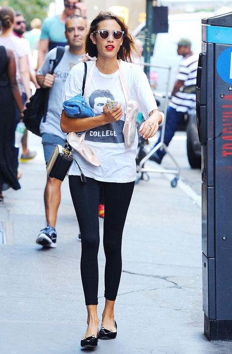 Alexa Chung leaves ballet class wearing leggings as pants with a graphic tee and polished flats Porselli Ballet Flats, Ballet Editorial, Puma Slippers, Ballet Inspired Fashion, Ballet Flats Outfit, Alexa Chung Style, Vans Womens, How To Wear Leggings, Flats Outfit