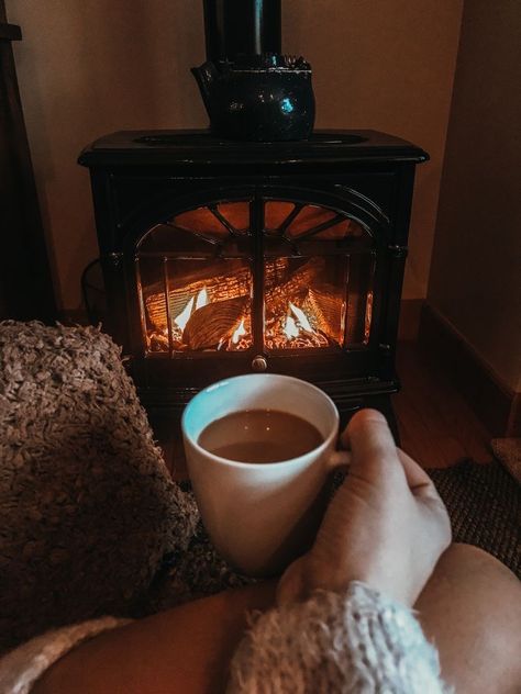 Coffee Cozy Aesthetic, Chill Day Aesthetic, Fireplace Aesthetic Cozy, Cozy Day Aesthetic, Cozy Fireplace Aesthetic, Cozy Aesthetic Coffee, Cozy Morning Aesthetic, Fall Morning Aesthetic, Cozy Coffee Aesthetic