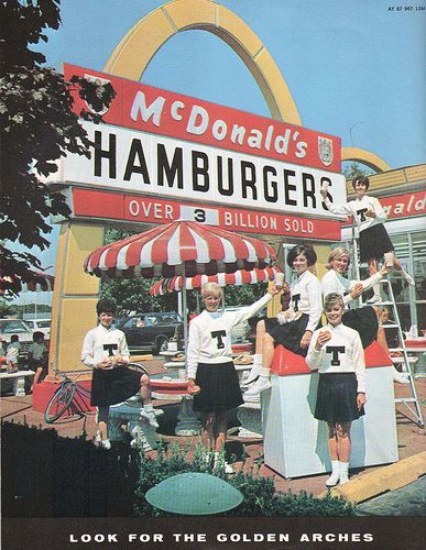 Remembering when Mickey D's still counted the burgers! Mc Donald's, Mcdonald's Restaurant, Vintage Restaurant, Old Advertisements, Retro Advertising, Retro Ads, The Good Old Days, Vintage Store, Old Pictures