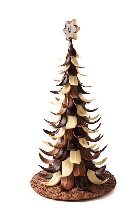 #christmas #christmastree #chocolate #creative #sculpture #chocolate #art #handpainted #handmade #fairtrade #chocolate #artisan #chocolatier Christmas Chocolate Sculpture, Chocolate Christmas Tree Decorations, Chocolate Christmas Tree, Nye Decorations, Chocolate Sculpture, Chocolate Showpiece, Chocolate Tree, Chocolate Sculptures, Chocolate Art