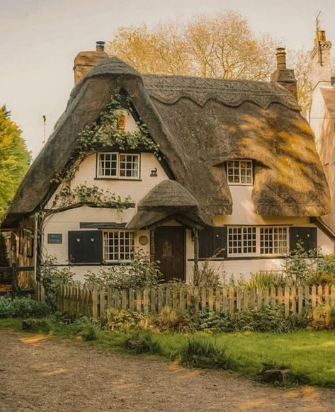 Storybook Style Homes, Emilycore Aesthetic, Cottagecore House, Cottage Core House, English Country Decor, Fairytale Cottage, Storybook Cottage, Cottage Kitchens, Thatched Cottage