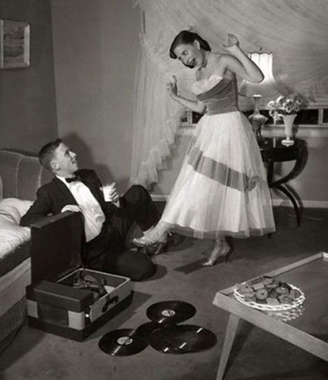 vintage everyday: Vinyles Passion – Vintage Photos of Teenage Record Party in the 1950s and 1960s Teenage Couples, Vintage Dance, Couple Dress, Vintage Prom, Classic Songs, Tuxedo Dress, Record Players, Wedding Music