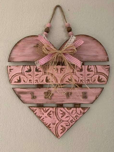 Diy Valentines Porch Decor, Things To Sell At Craft Fairs Handmade, Heart Topiary Diy, Wood Valentine Projects, Wood Crafts That Sell Well, Wooden Valentine Crafts, Wooden Heart Painting Ideas, Wood Heart Crafts, Valentine Craft Decorations