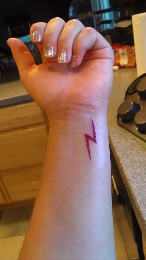 My Harry Potter lightning bolt tattoo! I want this but not there and in black, not red. Harry Potter Lightning Bolt Tattoo, Tattoos Lightning, Harry Potter Scar Tattoo, Tiny Harry Potter Tattoos, Bestie Tats, Harry Potter Lightning Bolt, Lorenzo Berkshire, Tattoo Fillers, Harry Potter Lightning