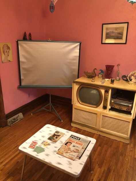 The housewife of horror’s kitschy campy pink vintage living room. 1950’s admiral tv Kitschy Living Room, Kamping Kitsch Outfit, 80s Kitsch, American Kitsch, Kitsch Floral, Kitschy Little Sofa, I Love Ugly, Vintage Living Room, Vintage Kitsch