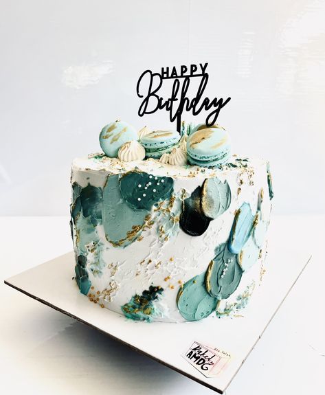 Macarons On Cake Decoration, Birthday Cake With Macarons On Top, Cakes With Macarons On Top, Whipped Cream Cake Design Ideas, Cake With Macarons On Top, Whipped Cream Cake Design, Blue And Green Cake, Mocha Chiffon Cake, Cake With Whipped Cream Frosting