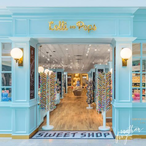 Lolli and Pops Candy store in the Woodlands photographed by http://www.jonathanivy.com #vintage #Candy #Store Candy Store Design, Candy Store Display, Boutique Patisserie, Lolli And Pops, Chalk Lettering, Classic Candy, Shop Fronts, Sweet Shop, Vintage Candy