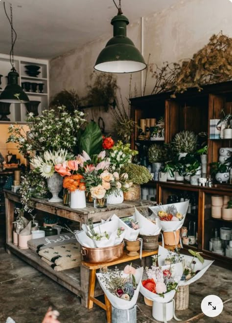 Flower Displays Retail, Flower Shop Front Display, Store Flower Display, Flower Shop Display Window, Vintage Flower Shop Interior, Pop Up Flower Shop Display, Flower Shop Set Up, Floral Booth Display, Flower Shop Vintage