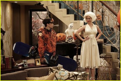 'Jessie': Monstober Season Premiere Halloween Party! Cast Of Jessie, Disney Channel Halloween, Jessie Halloween, Disney Jessie, Halloween Party Photo, Halloween Episodes, Best Celebrity Halloween Costumes, Celebrity Halloween Costumes, Fall Bucket List