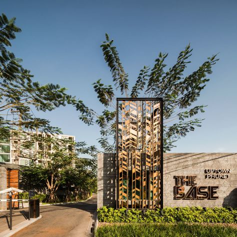 The Base Uptown by Openbox Architects – mooool Entrance Landscaping, Tor Design, Entrance Signage, Garden Wall Designs, Landscape Lighting Design, Guard House, Compound Wall, Entrance Gate, Entrance Gates Design