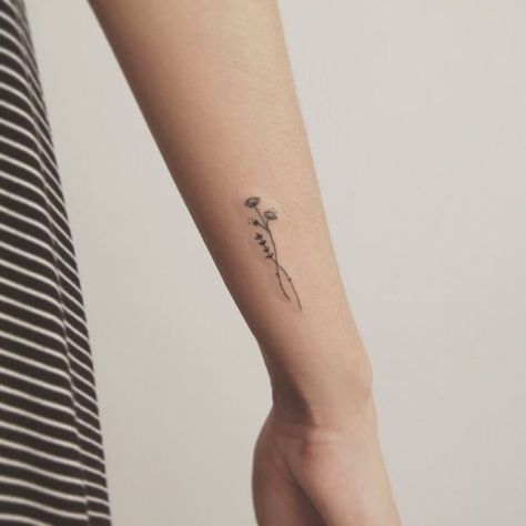 50 Small and Delicate Floral Tattoo Ideas Dainty Flower Tattoos, Delicate Flower Tattoo, Thistle Tattoo, Side Wrist Tattoos, Cool Wrist Tattoos, Shape Tattoo, Muster Tattoos, Small Flower Tattoos, Delicate Tattoo