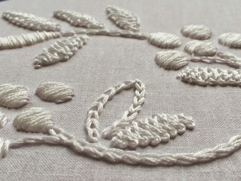 cable plait stitch Cable Stitch Embroidery, Mountmellick Embroidery, Braid Stitch, Button Hole Stitch, Flora Vintage, Stitch Embroidery Design, Hand Embroidery Patterns Flowers, Hand Embroidery Videos, Hand Embroidery Flowers