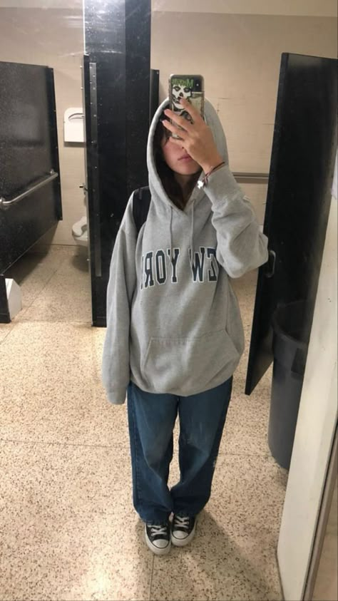 School Fit Inspo Fall, Hoodie Comfy Outfit, Fall Outfits 2023 School, School Outfits Oversize, Hoodie Outfits For School, Black Zipup Jacket Outfit, W2k Outfits, Not Basic Outfits For School, How To Style Grey Hoodie