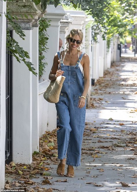 Dungaree Outfit, Sienna Miller Style, Fashionable Dresses, Denim Dungarees, White Sleeveless Top, Sienna Miller, Mode Casual, Looks Street Style, White Sleeveless