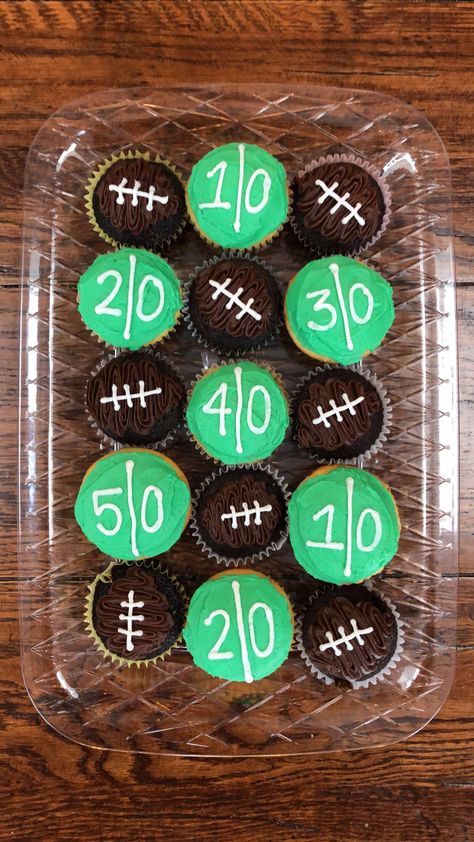 Super Bowl/ football cupcake ideas Chocolate Footballs, Football Cupcakes, Cupcake Videos, Cupcake Tutorial, Game Day Football, Football Birthday Party, Cupcake Bakery, Lemon Cupcakes, Game Day Snacks