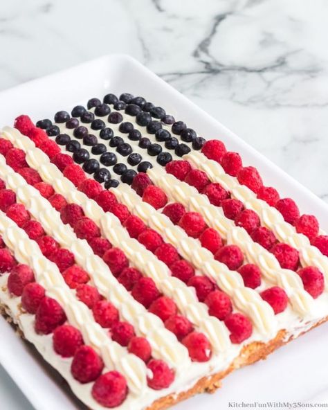 white cake with white frosting with blueberries and raspberries Easy Flag Cake, Flag Cake Recipe, Homemade White Cakes, American Flag Cake, Moist White Cake, Fourth Of July Cakes, Cream Cheese Frosting Cake, Cream Cheese Topping, Flag Cake