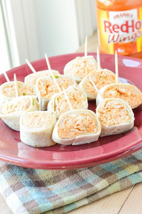 These buffalo chicken tortilla roll-ups are a super easy appetizer and a definite crowd pleaser! Buffalo Chicken Tortilla, Super Easy Appetizers, Chicken Roll Ups, Tortilla Rolls, Chicken Roll, Bar Food, Tortilla Wraps, Dips Appetizers, Chicken Tortilla