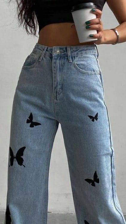 Redesigning Clothes, Jean Painting Ideas, Homecoming Jeans, Redesign Clothes, Jeans Painting, Custom Jeans Diy, Jean Art, Casual Outfit Summer, Altered Clothes