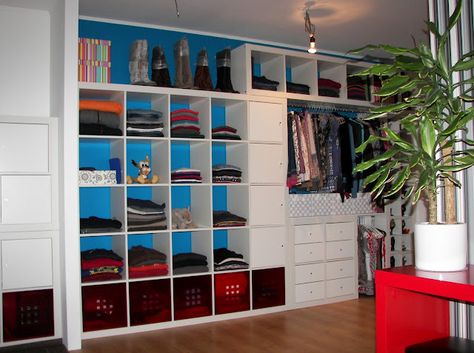 Excellent idea for modifiable (and inexpensive) closet - Expedit items from Ikea via IkeaHacker Best Closet Systems, Closet Shelving System, Ikea Closet System, Walk In Closet Ikea, Ikea Closet Hack, Wood Closet Shelves, Modern Bedroom Storage, Diy Walk In Closet, Diy Closet Shelves