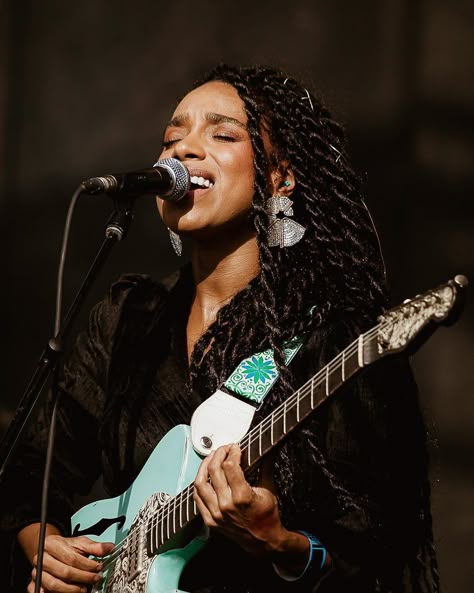 Black Female Bassist, Instrumentalist Aesthetic, Black Guitarist, Black Musicians, Lianne La Havas, Guitar Girl, Female Musicians, Black Femininity, Badass Women