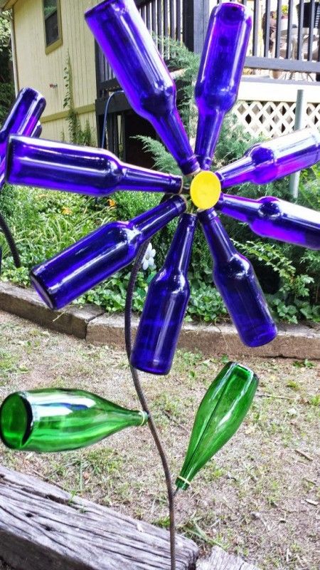 Upcycled glass bottle in the garden Vase Garden Ideas, Kitsch Garden, Pretty Wine Bottles, Dragonfly Diy, Recycling Bottles, Reuse Bottles, Bottle Projects, Bottle Flowers, Bottle Trees