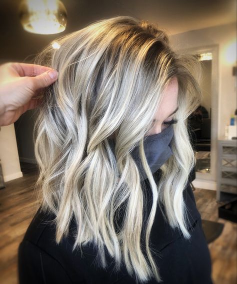 Medium Aline Bob, Jesse James Decker Hair Short, Shoulder Length Blonde Hair Balayage, Short Mom Haircut, Lob Highlights, Low Maintenance Blonde Balayage, Multi Dimensional Blonde, Blonde Balayage Lob, White Hair With Lowlights