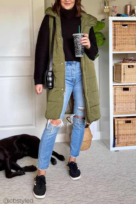 Long Green Vest Outfit, Green Winter Vest Outfit, Fall Vest Outfits Women 2023, How To Style Long Puffer Vest, How To Dress Up A Puffer Vest, Green Vest Outfit Winter, Long Vest Outfits For Women Casual, Long Puffy Vest Outfits For Women, Long Quilted Vest