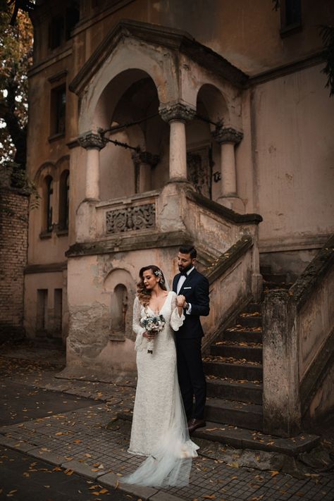 Bride and Groom Photoshoot, Old Building | Jurnal Fotografic - Destination Wedding Photographer Old Town Wedding Photography, Brick Wall Wedding Photos, Old Building Photoshoot, Bohemian Wedding Photography, Environmental Portrait, Pose Wedding, Pose Couple, Groom Photoshoot, Photoshoot Outdoor