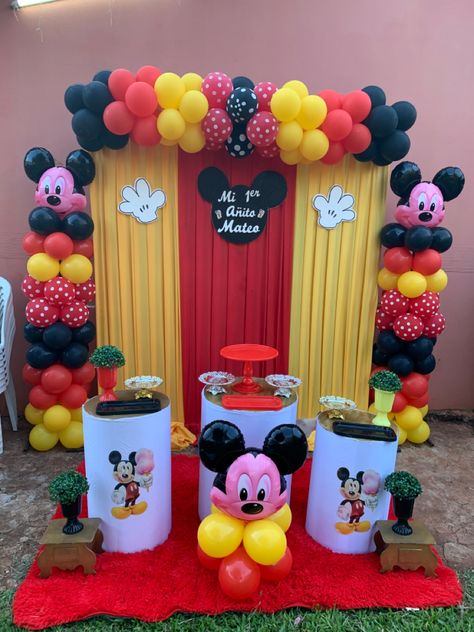 Decoracion de mickey mouse 1 añito Miki Mouse Birthday Decoration, Mikey Mouse Theme Party, Mickey Mouse Theme Decoration, Mickey Mouse Theme Party Decoration, Mickey Mouse Decorations Birthday, Mickey Mouse Diy Decorations, Minnie Birthday Invitations, Event Planner Website, Mickey Mouse Centerpieces