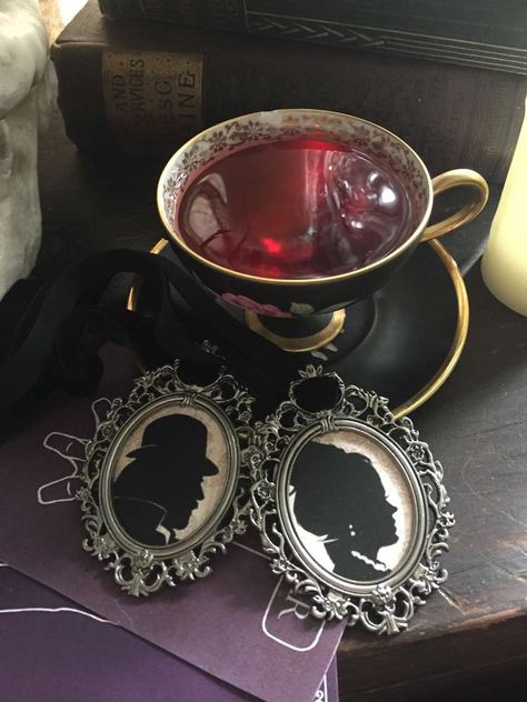 Gothic Halloween Decorations, Halloween Victorian, Victorian Party, Halloween Tea Party, Victorian Tea Party, Victorian Halloween, Tea Party Table, Halloween Party Ideas, Tea Party Theme