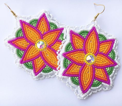 Beaded Earrings Flower, Metis Beaded Earrings, Beaded Jewelry Native, Métis Beadwork, Beading Styles, Metis Beading, Native American Beadwork Earrings, Beading Flowers, Indigenous Style