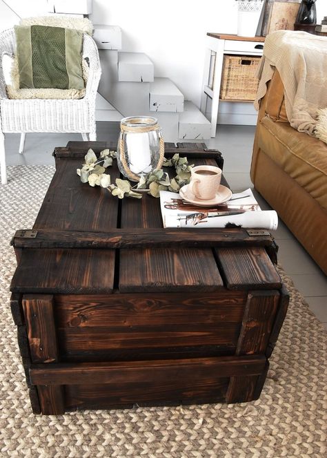 Wooden Chest Trunk, Shabby Chic Coffee Table, Box Coffee Table, Coffee Table Rustic, Trunk Box, Chic Loft, Ski Lodge Decor, Chest Trunk, Old Wooden Boxes