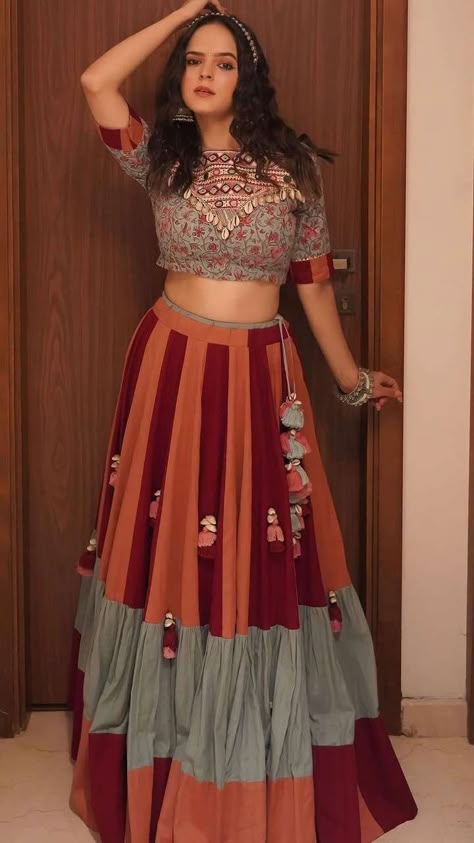 6 Stunning Lehengas By Palak Sindhwani For Bridesmaid Look Lehengas For Bridesmaid, Navratri Choli Designs, Garba Fits, Choli Designs Blouses, Navratri Design, Garba Dresses, Navratri Blouse, Bride Fashion Photography, Dandiya Dress