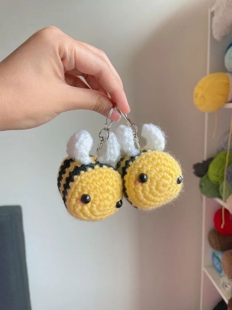 Crochet Bee Keychain, Crochet Bumble Bee, Crochet Tiktok, Bee Cute, Bee Crochet, Crochet Bee, Crochet Keychain, Crochet Accessories, Crochet Yarn