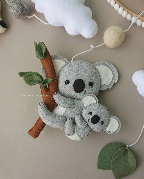 felt koalas baby mobile Idee Babyshower, Baby Mobil, Felt Animal Patterns, Newborn Nursery, Felt Crafts Diy, Felt Mobile, Mobile Baby, Felt Baby