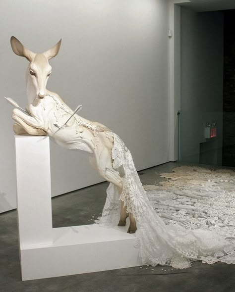 Beth Cavener, Sculptures Céramiques, Come Undone, Animal Sculpture, Arte Animal, Animal Sculptures, Taxidermy, Ceramic Sculpture, Artsy Fartsy