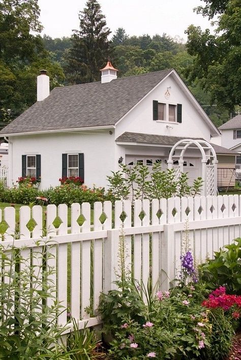 the white picket fence | gardenista Garage Redo, Garden Fences, Country Fences, Small Fence, Fence Designs, Fencing Ideas, Living Fence, Front Fence, White Fence