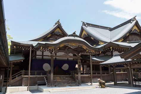 Ise Grand Shrine: Japan’s Most Sacred Shrine Ise Grand Shrine, Shinto Shrine, Asian Architecture, Wakayama, Adventure Vacation, Sacred Places, Secret Places, Next Holiday, Japanese Prints