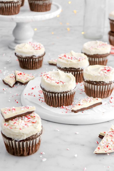 Christmas Oreo Cupcakes, Peppermint Hot Chocolate Cupcakes, Peppermint Chocolate Cupcakes, Peppermint Bark Cupcakes, White Chocolate Peppermint Cupcakes, Peppermint Cupcakes Christmas, Pepermint Cupcakes, Peppermint Bark Cake, Chocolate Peppermint Cupcakes