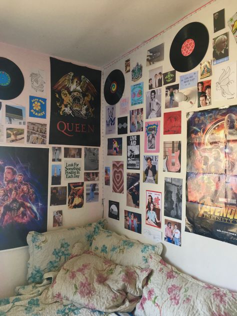 1980s Room Decor, Retro Room Decor 80s, Skater Girl Room Ideas, Retro 80s Room, 90s Room Ideas, 80s Themed Bedroom, Retro Room Ideas 1980s, 80s Room Ideas, Marvel Room Ideas