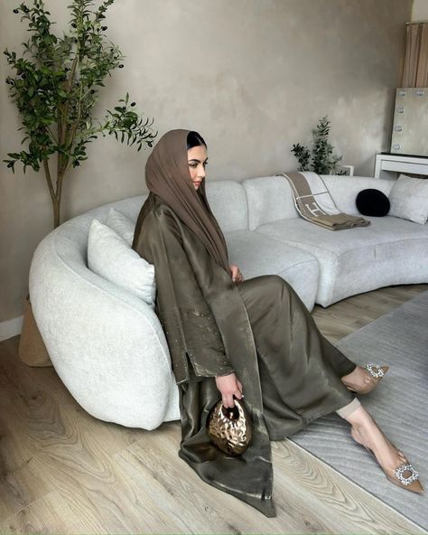 Can it be abaya season all year round? 🕊️🤍✨ Abaya: @modesque_ love the sleeves on this 🤌🏼 #abayaseason #ramadan #uae #modesty… | Instagram Muslim Outfits Casual, Muslim Outfits, Abayas Fashion, Modest Fashion, Ramadan, Casual Outfits, Zara, Canning, On Instagram