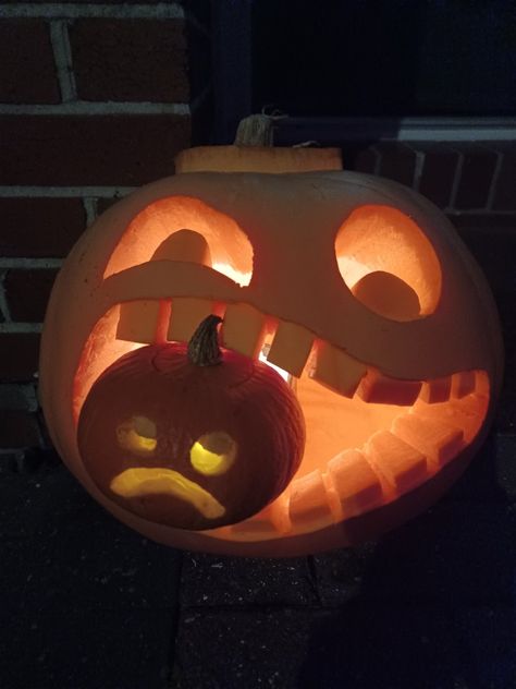 Cute Halloween carving idea of pumin eating another pumkin Pumpkin Eating Small Pumpkin Carving, Pumpkin Having A Baby Carving, Pumpkin Eating Pumpkin Carving, Pumpkin Eating Baby Pumpkin Carving, Pumpkin Carving Ideas Baby, Pumpkin Eating Pumpkin, Halloween Carving, Cute Pumpkin Carving, Side Quest