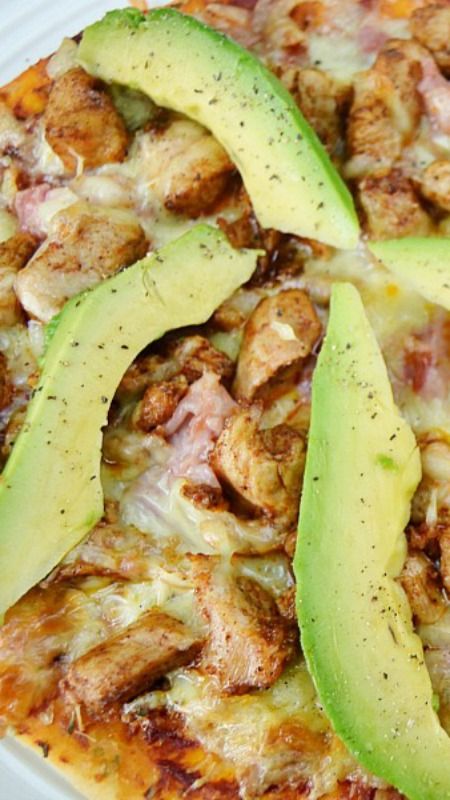 Chicken Bacon and Avocado Pizza Recipe Chicken Avocado Pizza, Pizza Combinations, Chicken Avacado, Pizza Stromboli, Avocado Pizza, Onion Pizza, Healthy Pizza Recipes, Semi Homemade, Tuscan Chicken