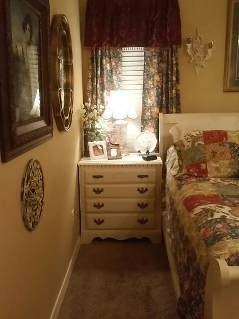 Old Lady Bedroom, Omega Nest, Grandmacore Bedroom Forest, Cottagecore Lesbian House, Cottage Core Queen Bed, Grandma Bedroom, Vintage Cottagecore Bedroom Forest, Lesbian Fairy Cottage, Lady Bedroom