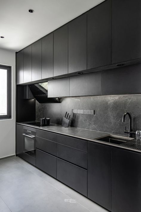 Black Grey House Interior Design, Grey Aesthetic Kitchen, Tv Wall Design 2024, Kitchen Black Ideas, Container House Kitchen, Black And Chrome Kitchen, Black Small Kitchen, Grey And Black Kitchen, Black Grey Kitchen